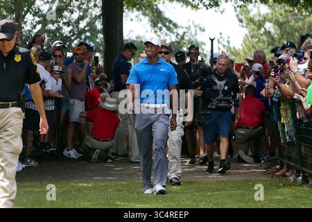 22. September 2018 – Atlanta, Georgia, Vereinigte Staaten – Tiger Woods nähert sich dem ersten Abschlag während der dritten Runde der TOUR Championship 2018. (Bild: © Debby Wong/ZUMA Wire) Stockfoto