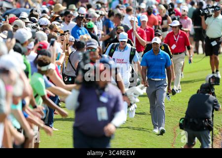 22. September 2018 – Atlanta, Georgia, USA – Tiger Woods geht das 8. Fairway während der dritten Runde der TOUR Championship 2018. (Bild: © Debby Wong/ZUMA Wire) Stockfoto