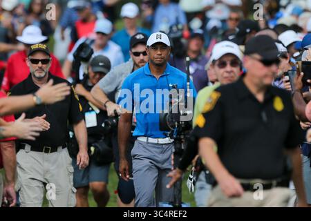 22. September 2018 – Atlanta, Georgia, USA – Tiger Woods nähert sich dem sechsten Abschlag während der dritten Runde der TOUR Championship 2018. (Bild: © Debby Wong/ZUMA Wire) Stockfoto