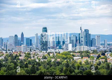 Wanderung zum Aussichtspunkt Goethe-Turm mit fantastischem Blick über die Mainmetropole Frankfurt am Main - Hessen - Deutschland Stockfoto