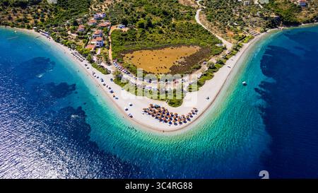 Die schönsten und einzigartigsten Strände Griechenlands, Sporaden - Insel Alonissos. Blick aus der Vogelperspektive auf den fantastischen Strand Agios Dimitrios mit weißem Sandstrand und tur Stockfoto