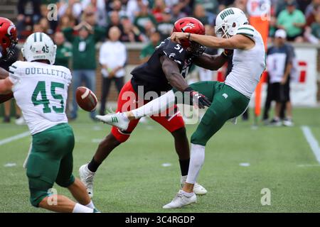 22. September 2018: Cincinnati Bearcats-Verteidiger Kimoni Fitz (51) trifft auf den Ohio Bobcats-Punter Michael Farkas während eines NCAA-Fußballspiels zwischen den Cincinnati Bearcats und den Ohio University Bobcats im Nippert Stadium in Cincinnati, Ohio. Kevin Schultz/CSM(Credit Image: &Copy; Kevin Schultz/CSM via ZUMA Wire) Stockfoto
