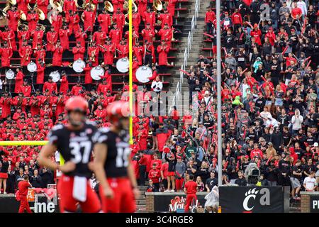 22. September 2018: Die Fans der Cincinnati Bearcats jubeln während eines NCAA-Fußballspiels zwischen den Cincinnati Bearcats und den Ohio University Bobcats im Nippert Stadium in Cincinnati, Ohio. Kevin Schultz/CSM(Credit Image: &Copy; Kevin Schultz/CSM via ZUMA Wire) Stockfoto