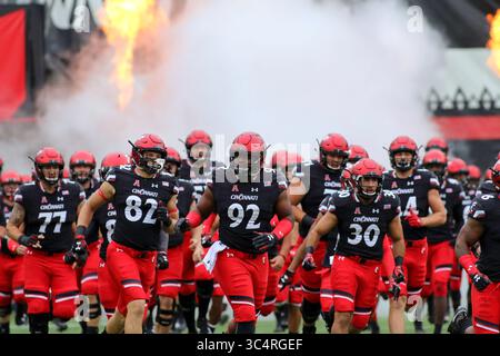 22. September 2018: Die Spieler der Cincinnati Bearcats laufen auf das Feld vor einem NCAA-Fußballspiel zwischen den Cincinnati Bearcats und den Ohio University Bobcats im Nippert Stadium in Cincinnati, Ohio. Kevin Schultz/CSM(Credit Image: &Copy; Kevin Schultz/CSM via ZUMA Wire) Stockfoto