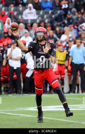 22. September 2018: Cincinnati Bearcats QB Desmond Ridder wirft den Ball während eines NCAA-Fußballspiels zwischen den Cincinnati Bearcats und den Ohio University Bobcats im Nippert Stadium in Cincinnati, Ohio. Kevin Schultz/CSM(Credit Image: &Copy; Kevin Schultz/CSM via ZUMA Wire) Stockfoto