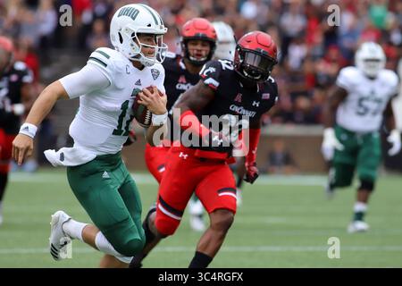 22. September 2018: Ohio Bobcats QB Nathan Rourke spielt den Ball während eines NCAA-Fußballspiels zwischen den Cincinnati Bearcats und den Ohio University Bobcats im Nippert Stadium in Cincinnati, Ohio. Kevin Schultz/CSM(Credit Image: &Copy; Kevin Schultz/CSM via ZUMA Wire) Stockfoto
