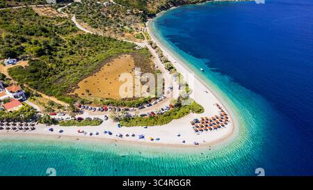 Die schönsten und einzigartigsten Strände Griechenlands, die Insel Sporades Alonissos - aus der Vogelperspektive auf den atemberaubenden Strand Agios Dimitrios mit weißem Sandstrand und tur Stockfoto