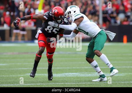 22. September 2018: Cincinnati Bearcats WR Thomas Geddis kämpft im Nippert Stadium in Cincinnati, Ohio, um die Position des Ohio Bobcats-Verteidigers Ilyaas Motley, während eines NCAA-Fußballspiels zwischen den Cincinnati Bearcats und den Ohio University Bobcats. Kevin Schultz/CSM(Credit Image: &Copy; Kevin Schultz/CSM via ZUMA Wire) Stockfoto