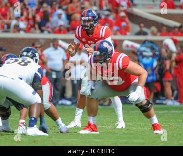 22. September 2018: OLE' Miss QB, Jordan Ta'Amu (10), bereitet sich auf das NCAA DI-Spiel im Vaught-Hemingway Stadium in Oxford, MS, vor. OLE' Miss besiegte Kent State, 38-17. Kevin Langley/CSM(Kreditbild: &Copy; Kevin Langley/CSM via ZUMA Wire) Stockfoto