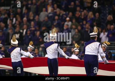 22. September 2018: Mitglieder der Washington Huskies-Band halten die Flagge vor einem Spiel zwischen den Arizona State Sun Devils und Washington Huskies im Husky Stadium in Seattle, WA. Sean Brown/CSM(Credit Image: &Copy; Sean Brown/CSM via ZUMA Wire) Stockfoto