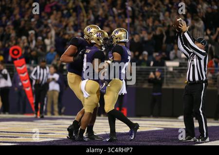 22. September 2018: Washington Huskies Running Back Myles Gaskin (9) gratuliert Washington Huskies Wide Receiver Aaron Fuller (2) zu einem Touchdown-Fang während eines Spiels zwischen den Arizona State Sun Devils und Washington Huskies im Husky Stadium in Seattle, WA. Sean Brown/CSM(Credit Image: &Copy; Sean Brown/CSM via ZUMA Wire) Stockfoto