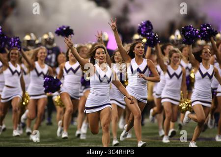 22. September 2018: Die Washington Huskies Spirit Squad erobert das Feld vor einem Spiel zwischen den Arizona State Sun Devils und Washington Huskies im Husky Stadium in Seattle, WA. Sean Brown/CSM(Credit Image: &Copy; Sean Brown/CSM via ZUMA Wire) Stockfoto