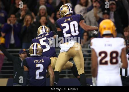 22. September 2018: Washington Huskies Wide Receiver Ty Jones (20) und Washington Huskies Wide Receiver Andre Baccellia (5) feiern Jones' Touchdown während eines Spiels zwischen den Arizona State Sun Devils und Washington Huskies im Husky Stadium in Seattle, WA. Sean Brown/CSM(Credit Image: &Copy; Sean Brown/CSM via ZUMA Wire) Stockfoto