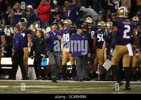 22. September 2018: Washington Huskies Head Coach Chris Petersen und Washington Huskies Wide Receiver Aaron Fuller (2) kommunizieren vor einem Rückflug während eines Spiels zwischen den Arizona State Sun Devils und Washington Huskies im Husky Stadium in Seattle, WA. Sean Brown/CSM(Credit Image: &Copy; Sean Brown/CSM via ZUMA Wire) Stockfoto