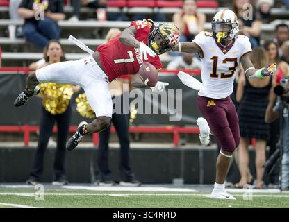 22. September 2018 - College Park, MD, USA - Maryland Defensive Back Tino Ellis (7) wirft im dritten Quartal einen Pass für Minnesota Wide Receiver Rashod Bateman (13) auf dem Capital One Field in College Park, MD Maryland gewann mit 42:13. (Bild: © Elizabeth Flores/Minneapolis Star Tribune/TNS via ZUMA Wire) Stockfoto