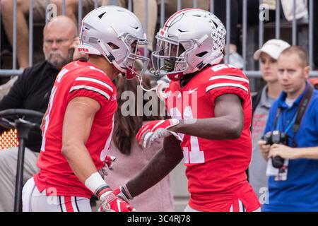 22. September 2018: Columbus, Ohio, USA - Ohio State Buckeyes Wide Receiver Parris Campbell (21) feiert seinen Touchdown-Fang mit dem Ohio State Buckeyes Wide Receiver Austin Mack (11) in der ersten Spielhälfte zwischen den Tulane Green Wave und den Ohio State Buckeyes im Ohio Stadium, Columbus, Ohio. (Bild: © Scott Stuart/ZUMA Wire) Stockfoto