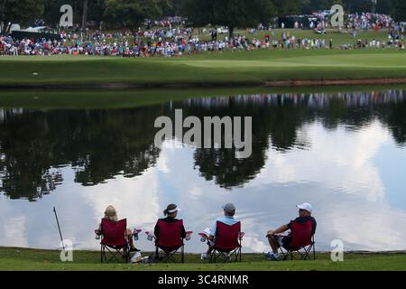 22. September 2018 – Atlanta, Georgia, USA – Fans sitzen während der dritten Runde der TOUR Championship 2018 gegenüber dem 8. Green. (Bild: © Debby Wong/ZUMA Wire) Stockfoto