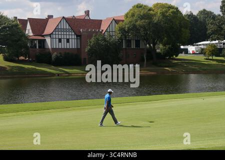 22. September 2018 – Atlanta, Georgia, USA – Tiger Woods geht das 8. Fairway während der dritten Runde der TOUR Championship 2018. (Bild: © Debby Wong/ZUMA Wire) Stockfoto