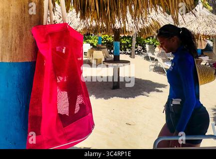 Tragetasche an einem Palapa an einem Strand auf Aruba eingehakt. Stockfoto