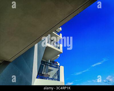 Blick auf die Zimmer mit Balkon in einem Resorthotel Stockfoto