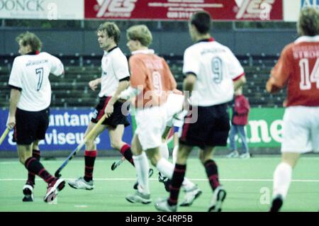 Hockey Amsterdam - Bloemendaal, 01.12.2001 Whizgle News, Dutch Desk, Niederlande, 1950-2000 Eine Gruppe von Spielern, die auf einem Spielfeld aktiv sind, in farbenfrohen Uniformen mit sichtbaren Zahlen. Die Szene fängt einen dynamischen Moment während eines Hockeyspiels ein und zeigt die Athletik und Teamarbeit der Spieler während der Navigation im Spiel. Stockfoto