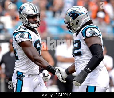 3. Juli 2018 - Charlotte, NC, USA - Carolina Panthers Defensive End Efe Obada, links, wird von Defensive Tackle Vernon Butler, rechts, gratuliert, nachdem Obada Cincinnati Bengals Quarterback Andy Dalton während der Aktion im 4. Quartal am Sonntag, 23. September 2018 im Bank of America Stadium in Charlotte, N.C. (Credit Image: © Jeff SINER/Charlotte Observer/TNS via ZUMA Wire) Stockfoto