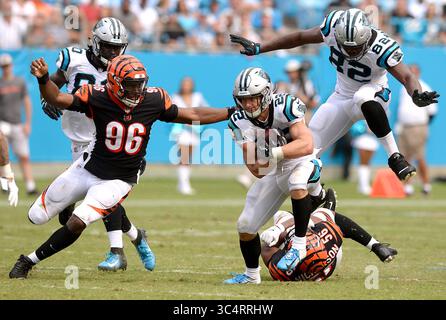 3. Juli 2018 - Charlotte, NC, USA - Carolina Panthers, die am Sonntag, 23. September 2018 im Bank of America Stadium in Charlotte, N.C. (Kreditbild: © Jeff SINER/Charlotte Observer/TNS via ZUMA Wire) in Charlotte, North Carolina Panthers, die zurück laufen Christian McCaffrey, Mitte, bricht frei, als Cincinnati Bengals defensives Ende Carlos Dunlap, links, das Ziel erreicht. Stockfoto