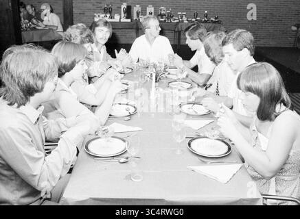 Tennis. Abendessen und Preisverleihung, 00-00-1981 Whizgle News, Dutch Desk, Niederlande, 1950-2000 Eine Gruppe von Menschen versammelt sich an einem langen Tisch, um sich zu unterhalten und eine Mahlzeit zu genießen. Die Atmosphäre wirkt lebhaft, mit Tellern und Gläsern zum Abendessen, und ein paar Personen nehmen aktiv an Diskussionen Teil. Stilvolle Kleidung ist ein formeller oder besonderer Anlass. Stockfoto