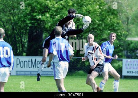 Football, HBC - Purmersteijn, 01-05-1999 Whizgle News, Dutch Desk, Niederlande, 1950-2000 Ein Torhüter springt, um den Ball in der Luft in einem intensiven Moment in einem Fußballspiel zu fangen, während Spieler beider Teams auf dem Spielfeld um den Besitz kämpfen. Stockfoto