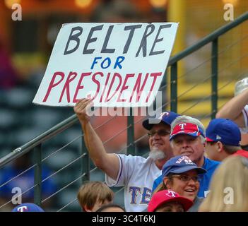 23. September 2018: Ein Fan hält während des MLB-Spiels zwischen den Seattle Mariners und den Texas Rangers im Globe Life Park in Arlington, Texas, ein „Beltre for President“-Schild hoch. Texas gewann mit 6:1. Tom Sooter/CSM.(Kreditbild: &Copy; Tom Sooter/CSM via ZUMA Wire) Stockfoto
