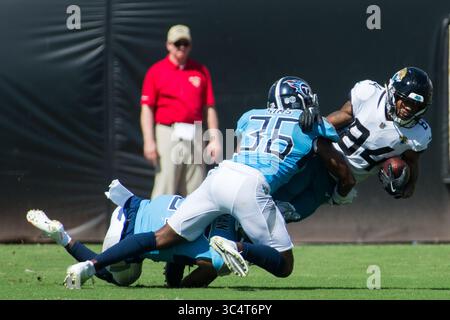 23. September 2018 – Syracuse, New York, USA – der Tennessee Titans Wide Receiver COREY DAVIS (84) wird im dritten Quartal von Tennessee Titans Defensive Back LOGAN RYAN (26) und Tennessee Titans Cornerback LESHAUN SIMS (36) auf dem TIAA Bank Field in Jacksonville, Florida, gestoppt. Die Tennessee Titans besiegten die Jacksonville Jaguars mit 9:6. (Kreditbild: © Michael JohnsonZUMA Wire) Stockfoto