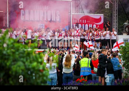 London, England, Großbritannien. Juli 2025. England Spieler feiern mit Fans während der England Lionesses Homecoming Fan Party am 29. Juli 2025 im Queen Victoria Memorial, The Mall, London, England, Vereinigtes Königreich Credit: Phil Duncan/Every Second Media Credit: Every Second Media/Alamy Live News Stockfoto