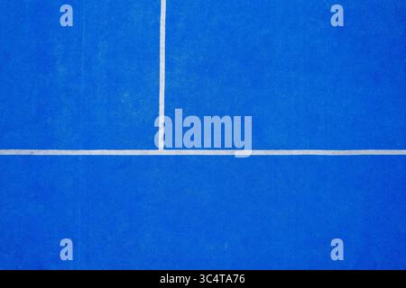 Ein minimalistischer Hintergrund eines Blue Court mit weißen Linien. Konzept Einfachheit in Design und Form. Stockfoto