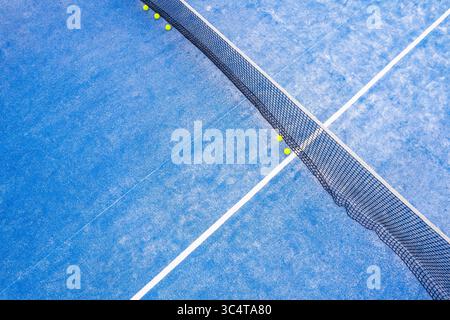 Ein Blick aus der Vogelperspektive auf einen Blue Padel Court und ein Netz. Konzept Eine übergeordnete Strategie und einen Überblick über das Spiel. Stockfoto