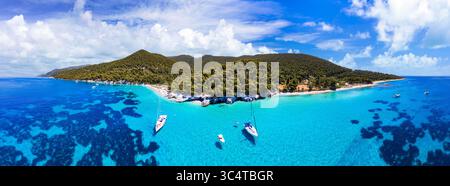 Griechenland segelt griechische Reise. Panoramablick über die Drohne auf Kastani - der schönste Strand auf Skopelos, Sporaden. Drohnenblick auf Kristallturqu Stockfoto