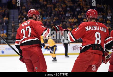 25. September 2018; Nashville TN, USA Carolina Hurricanes Right Wing Saku Maenalanen (8) gratuliert Carolina Hurricanes Right Wing Saku Maenalanen (8) zu seinem Tor während der zweiten Phase eines Vorsaisonspiels zwischen den Carolina Hurricanes und den Nashville Predators in der Bridgestone Arena. Fotograf: Steve Roberts. (Bild: &Copy; Steve Roberts/Cal Sport Media/CSM via ZUMA Wire) Stockfoto