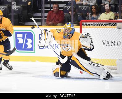25. September 2018; Nashville TN, USA Nashville Predators Torhüter Pekka Rinne (35) versucht, den Schuss der Carolina Hurricanes in der Bridgestone Arena in der zweiten Phase eines Vorsaisonspiels zwischen den Carolina Hurricanes und den Nashville Predators abzuwehren. Fotograf: Steve Roberts. (Bild: &Copy; Steve Roberts/Cal Sport Media/CSM via ZUMA Wire) Stockfoto