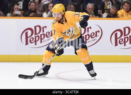 25. September 2018; Nashville TN, USA Carolina Hurricanes Torhüter Scott Darling (33) kontrolliert den Puck während der dritten Phase eines Vorsaisonspiels zwischen den Carolina Hurricanes und den Nashville Predators in der Bridgestone Arena. Fotograf: Steve Roberts. (Bild: &Copy; Steve Roberts/Cal Sport Media/CSM via ZUMA Wire) Stockfoto