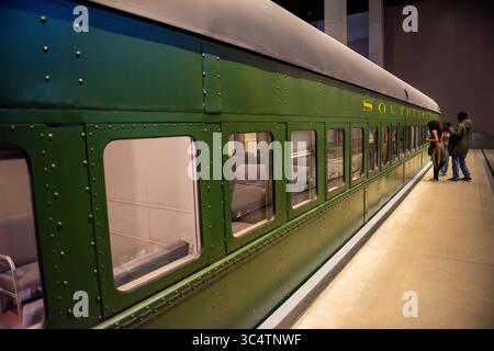 Southern Railway Car National Museum of African American History Washington DC // WASHINGTON DC — Southern Railway Car No. 1200, ein separater Reisebus aus der Zeit um 1922, wird in der Galerie Defending Freedom, Defining Freedom: Era of Segregation im National Museum of African American History and Culture ausgestellt. Der von Pullman gebaute Eisenbahnwaggon wiegt etwa 77 Tonnen (70 Tonnen) und bot während der Jim-Crow-Ära ursprünglich 44 Passagiere in rassisch geteilten Abschnitten. Besucher können durch den restaurierten Bus gehen, um die physische Realität der Segregation mit einer Trennwand zu erleben Stockfoto