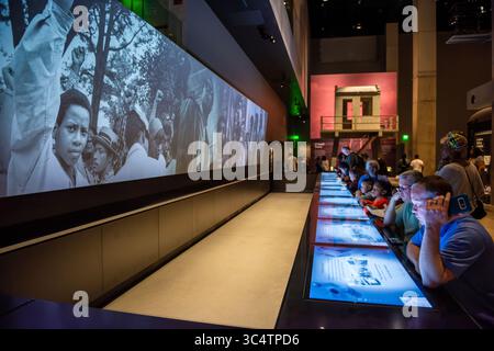National Museum of African American History Seregated Lunch Counter Exhibit Washington DC | WASHINGTON D.C., Vereinigte Staaten – Besucher nutzen Touchscreen-Arbeitsflächen in der Ausstellung „Seregated Lunch Counter“ im National Museum of African American History and Culture, einer interaktiven Nachbildung der 1960 Greensboro Sit-ins. Am 1. Februar 1960 saßen vier Black College Studenten an einem Woolworth's Theke in Greensboro, North Carolina, und zündeten gewaltfreie Sit-in-Proteste an, die sich innerhalb von Monaten auf mehr als 50 Städte im Süden ausbreiteten. Stockfoto