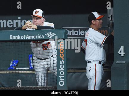 18. September 2018 – Baltimore, MD, USA – der Orioles-Manager Buck Showalter, der nach seiner Niederlage gegen die Toronto Blue Jays am 18. September 2018 im Oriole Park at Camden Yards in Baltimore, MD, verließ, zeigt seine Frustration im Dugout Auf der rechten Seite befindet sich der Trainer John Russell. Die Niederlage war die 108. Saison für die Orioles und brach damit den bisherigen Rekord in der Saison 1988. (Bild: © Kenneth K. Lam/Baltimore Sun/TNS via ZUMA Wire) Stockfoto