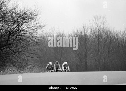 Radfahren Westhoffbos, Spaarnwoude, Spaarnwoude, 21.02.1992 Whizgle News, Dutch Desk, Niederlande, 1950-2000 drei Radfahrer werden auf einer kurvenreichen Straße, umgeben von blattlosen Bäumen, in enger Verbindung gesehen. Die Atmosphäre vermittelt ein Gefühl der Entschlossenheit und Teamarbeit, während sie ihren Weg in einer ruhigen, einsamen Landschaft beschreiten. Stockfoto