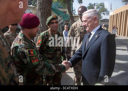7. September 2018 – Kabul, Afghanistan – Verteidigungsminister James N. Mattis trifft sich im September mit Mitgliedern des afghanischen Dienstes im Resolute Support Headquarters in Kabul, Afghanistan. 7, 2018. (Kreditbild: © DOD/ZUMA Wire/ZUMAPRESS.com) Stockfoto