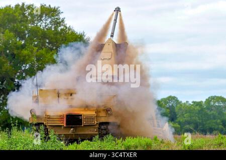 11. September 2018 - Fort Hood, Texas, USA - ein Sturm-Breacher-Fahrzeug (ABV) mit Einem Co. 3rd Brigade Engineer Bataillon, 3rd Armored Brigade Combat Team, 1st Cavalry Division startet eine inerte Mine Clearing Line Charge (MICLIC) mit Einem Co. 3rd Brigade Engineer Bataillon, 3rd Armored Brigade Combat Team, 1st Cavalry Division während des Trainings Training. Das Training beinhaltete das Pflügen und das Prüfen der Fahrspur, gefolgt von der Reduzierung eines weiteren Hindernisses mit Bangalore-Torpedos. (Bild: © U.S. Army/ZUMA Wire/ZUMAPRESS.com) Stockfoto