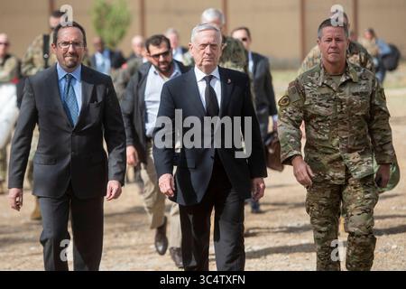 7. September 2018 – Kabul, Afghanistan – Botschafter der USA in Afghanistan John Bass, Verteidigungsminister James N. Mattis und Generalleutnant Scott Miller, Kommandant, Resolute Support, gehen im September zum Resolute Support Headquarters in Kabul, Afghanistan. 7, 2018. (Kreditbild: © DOD/ZUMA Wire/ZUMAPRESS.com) Stockfoto