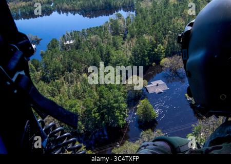 19. September 2018 - North Carolina, USA - Nebraska Army National Guard SPC. Matthew Reidy untersucht die Überschwemmung aus der Luft am September. 19 in Bladen County, North Carolina. Zwei UH-60 Blackhawk-Hubschrauber und 13 Soldaten, die einer in Lincoln ansässigen Nebraska National Guard-Luftverkehrseinheit zugewiesen sind, unterstützen die laufenden Hurricane Florence-Hilfsoperationen von der Army Aviation Support Facility am Raleigh International Airport in North Carolina. Die Soldaten der Kompanie G, 2-104. General Aviation Battalion, sind ausgerüstet und ausgebildet, um Such- und Rettungseinsätze sowie Luftbewegungsmissionen durchzuführen. Th Stockfoto