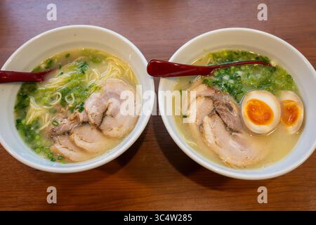 Zwei Schalen japanische Tonkotsu-Ramen-Nudeln, Schweinefleisch und weiche gekochte Eier Stockfoto