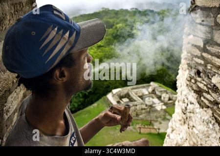 2. November 2016 - Belize - Einheimische rauchen in Pfeifen in den Maya-Ruinen der archäologischen Stätte Xunantunich in der Nähe von San Ignacio, Belize (Bild: © Sergi Reboredo/ZUMA Wire) Stockfoto