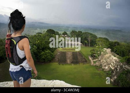 2. November 2016 - Belize - Touristen in den Maya-Ruinen der archäologischen Stätte Xunantunich in der Nähe von San Ignacio, Belize (Bild: © Sergi Reboredo/ZUMA Wire) Stockfoto