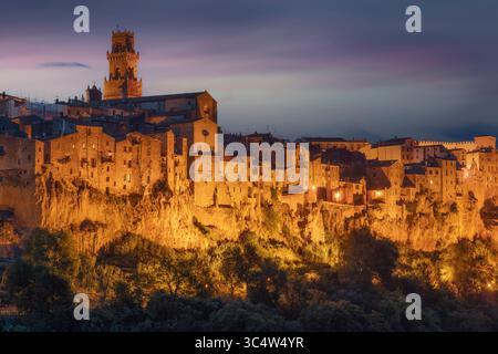 Das historische Dorf Pitigliano, das auf Tufffelsen gebaut wurde. Ein wunderschöner Blick auf das Dorf in der Dämmerung. Maremma, Provinz Grosseto, Toskana, Italien Stockfoto